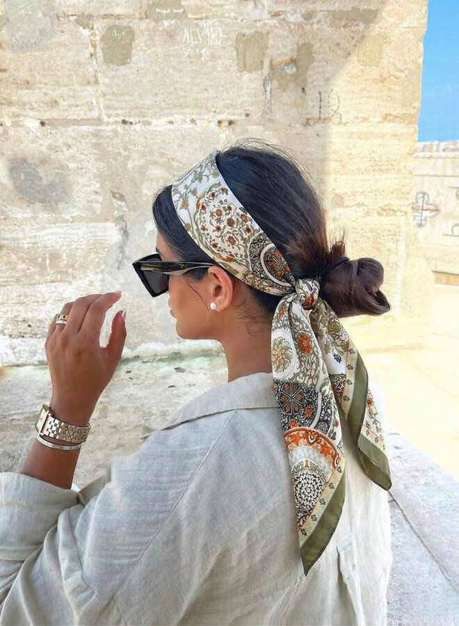 Sjaaltje satijn groen en oranje print beige