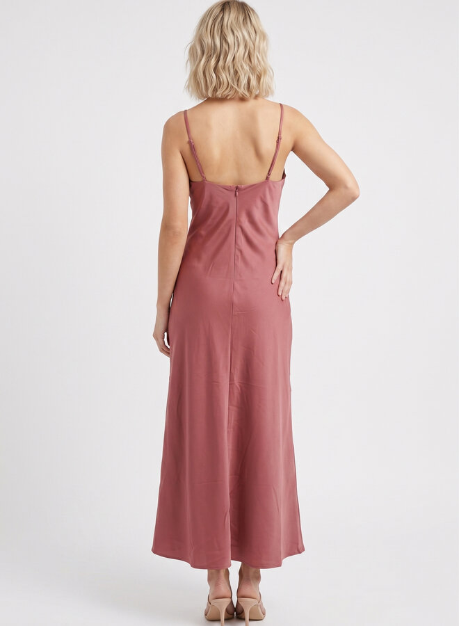 Elegante satijnen jurk terracotta