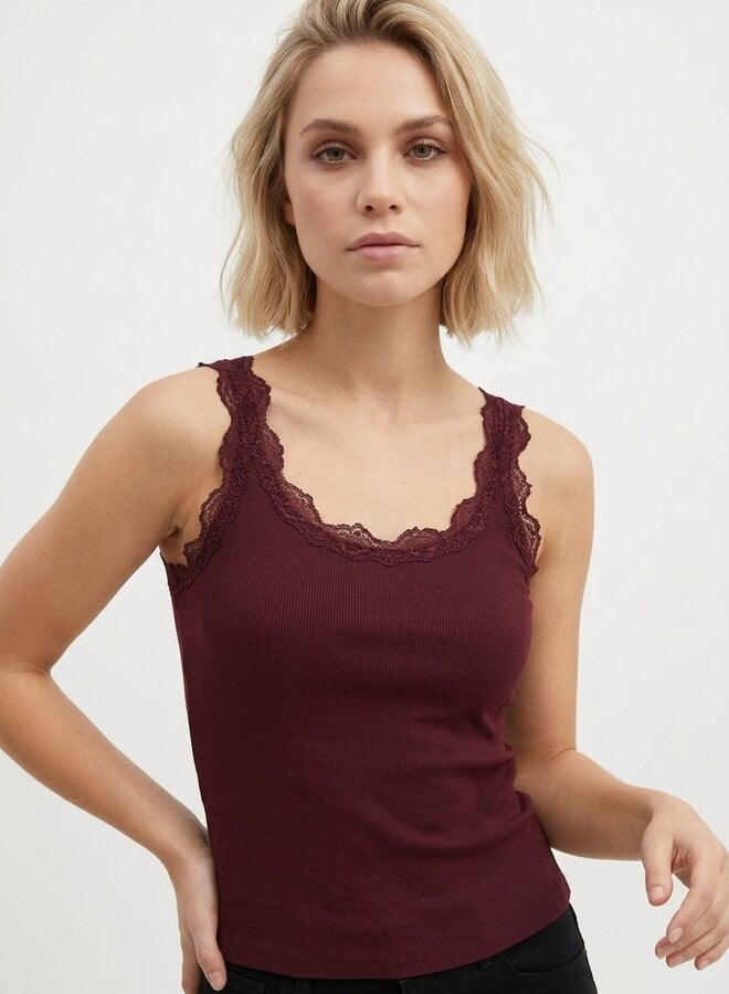 Top cups met kanten randje bordeaux