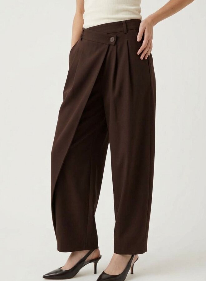 Broek met plooi chocolade bruin