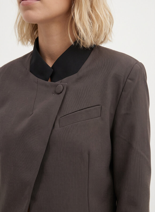 Korte schuine blazer chocolade bruin