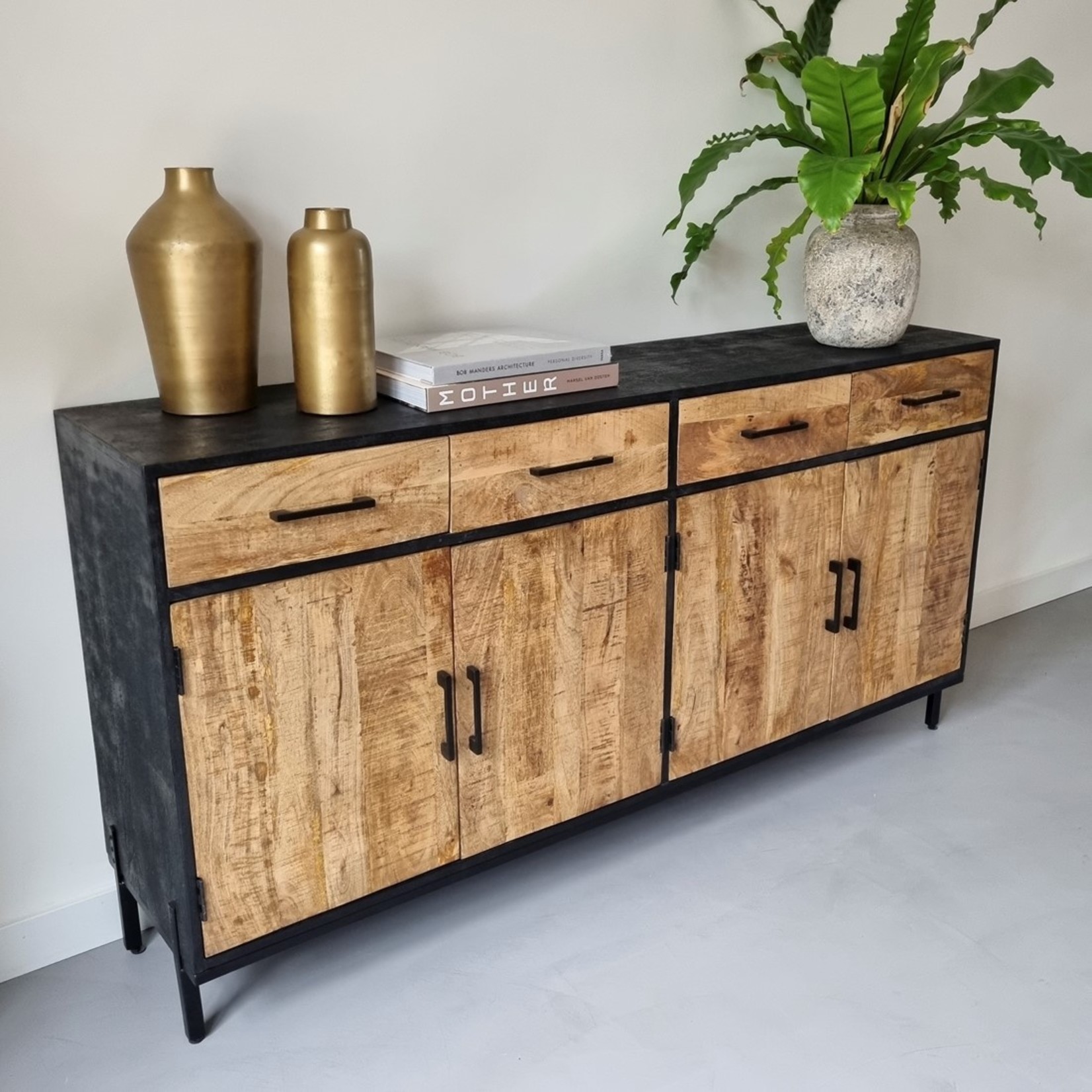 'Oehoe' dressoir vier lades en vier deuren.