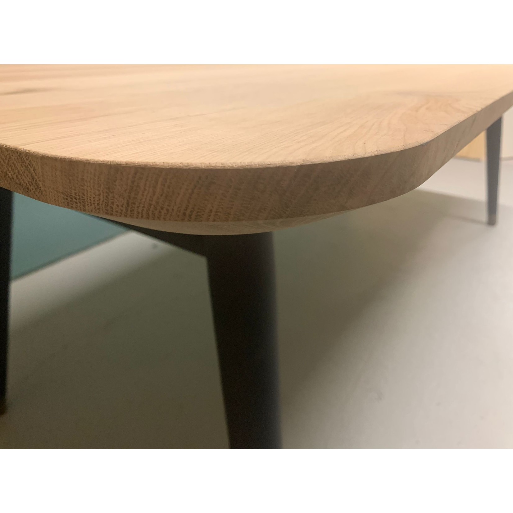 Eiken tafel met stalen designpoot, facetrand en afgeronde hoeken