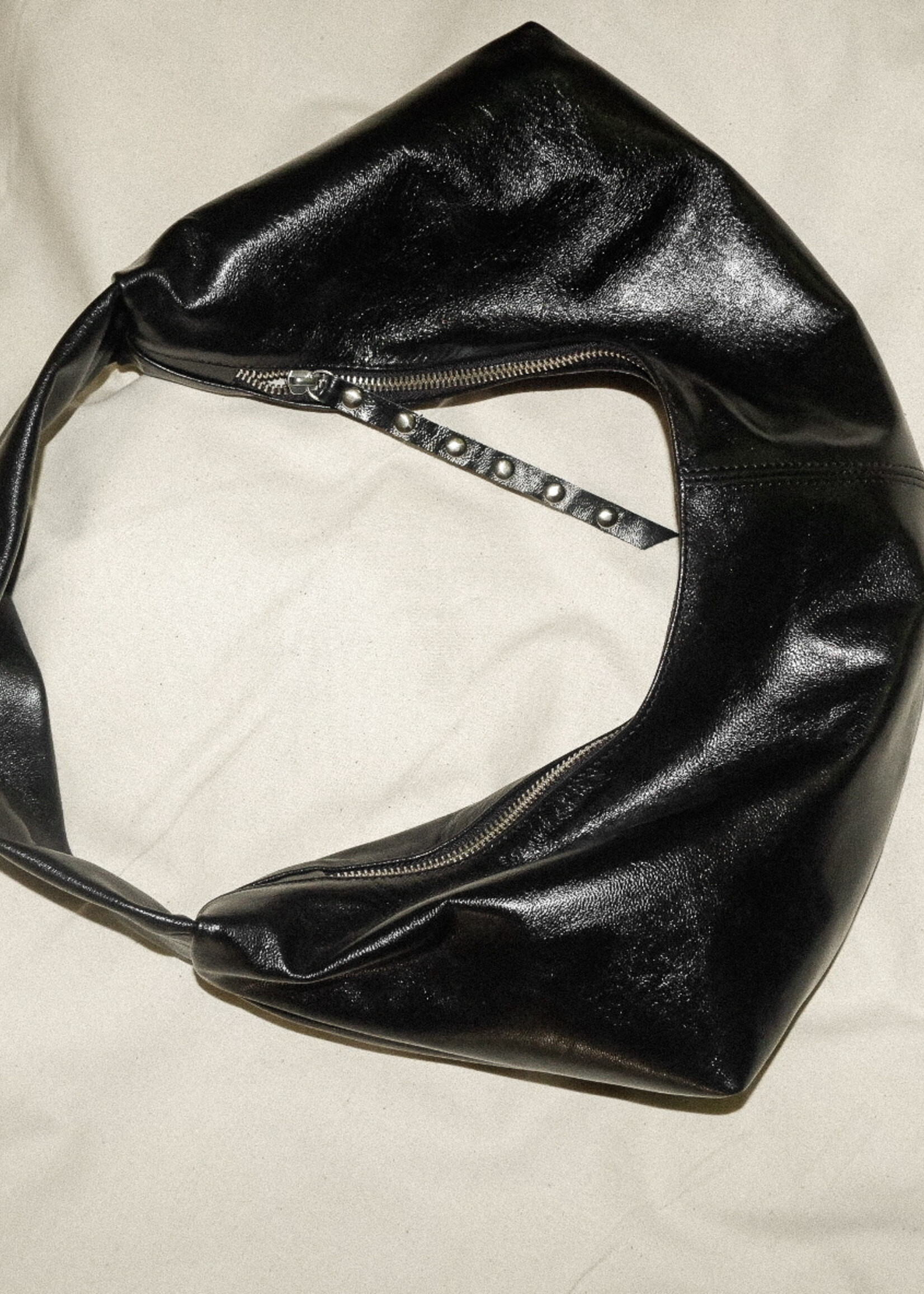 nona Slouchy Shoulder bag - Glossy black