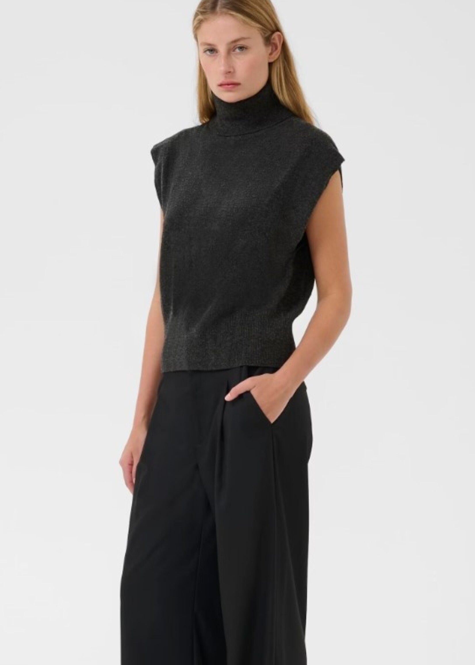 Gestuz GZmanzi waistcoat - Deep Graphite