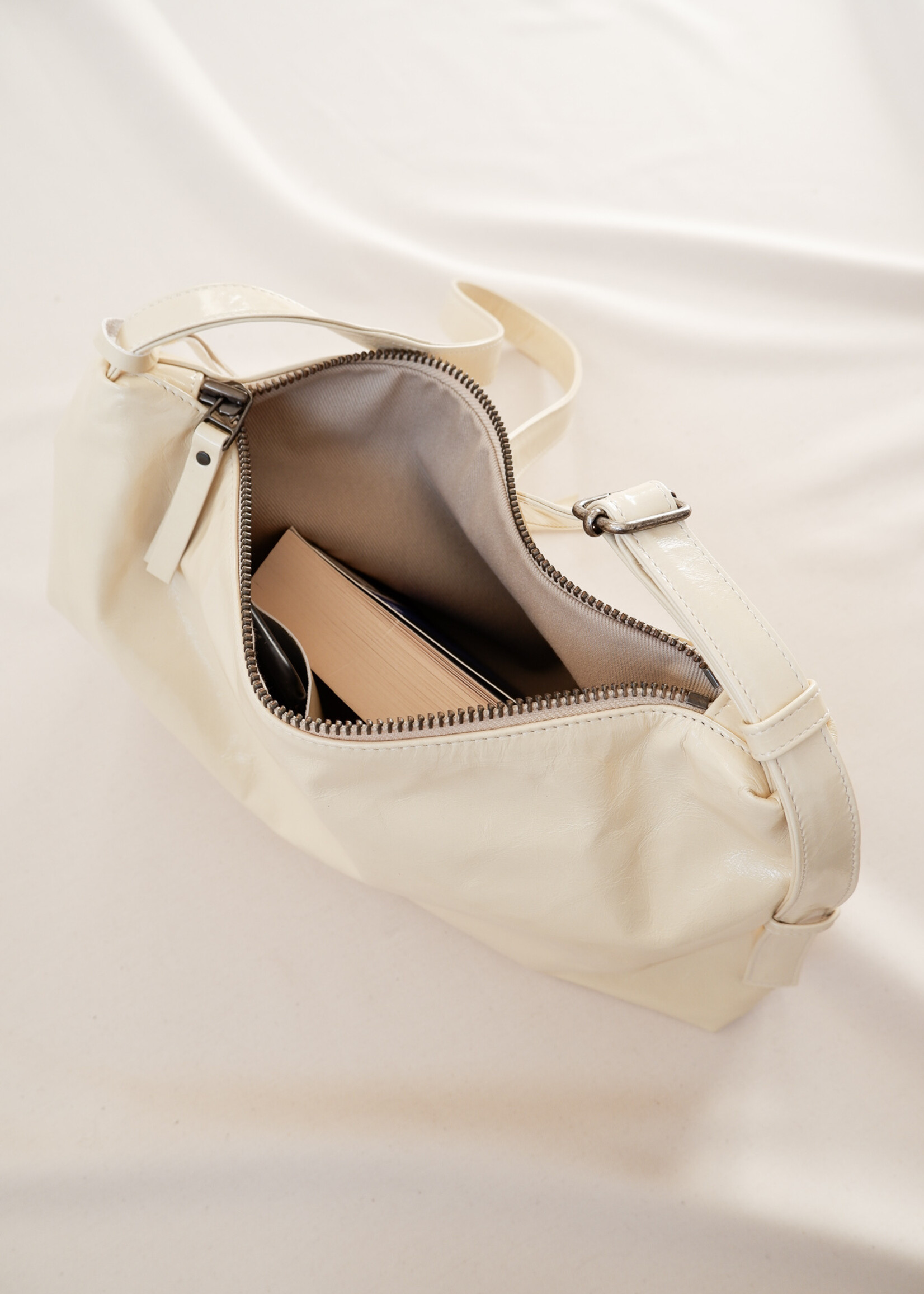 nona Zip Pocket Bag - Crushed Patent Cream