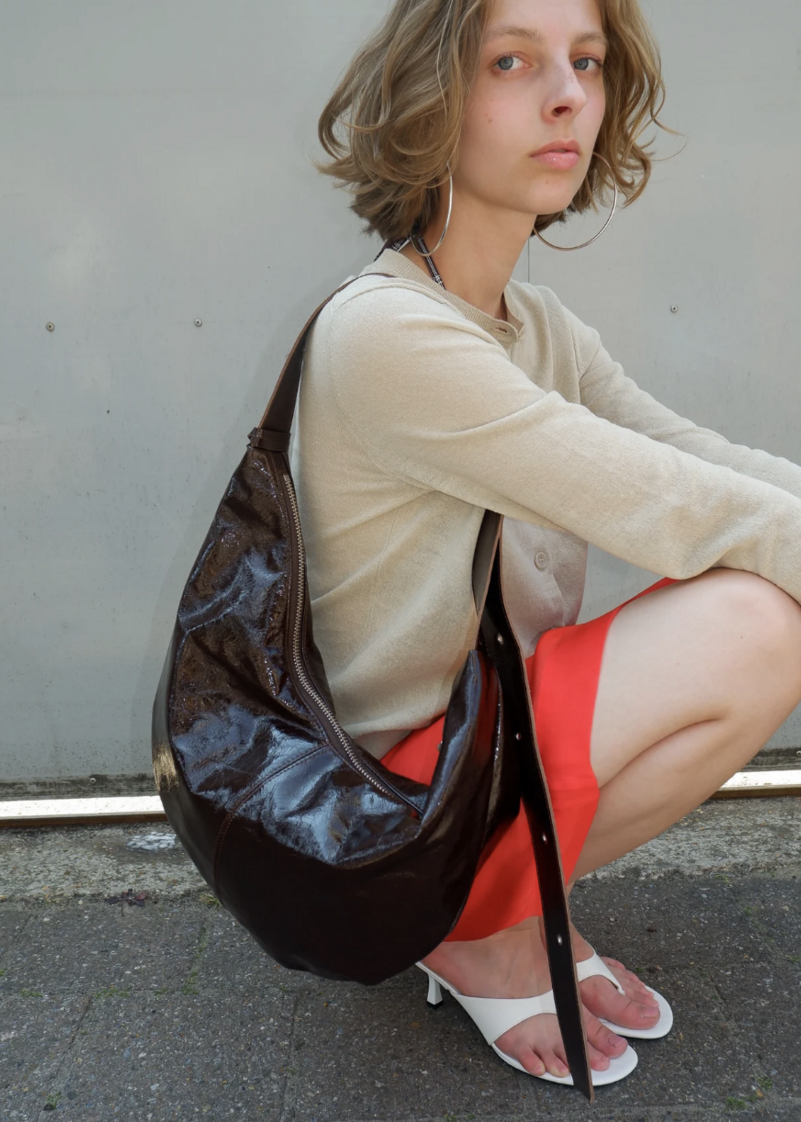 nona Buckle Banana XL - Crushed patent Coffee