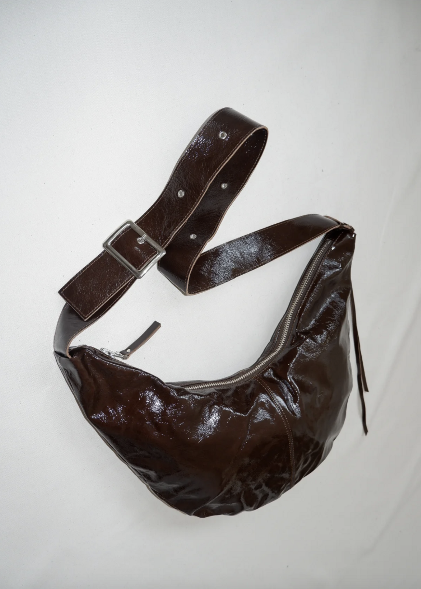 nona Buckle Banana XL - Crushed patent Coffee