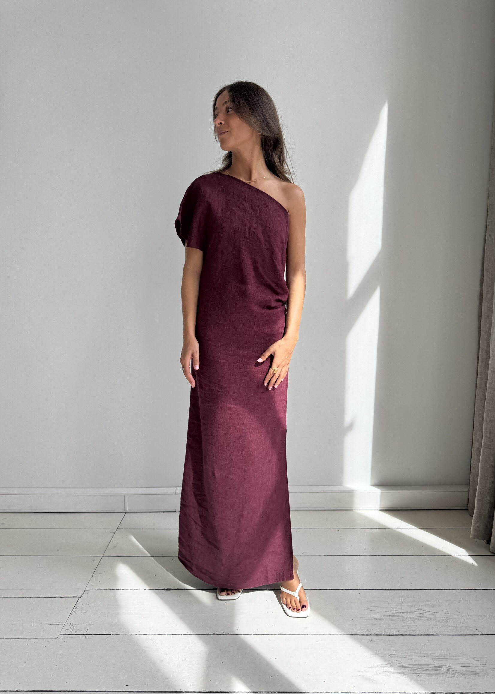 Sasha - half shoulder dress - burgundy