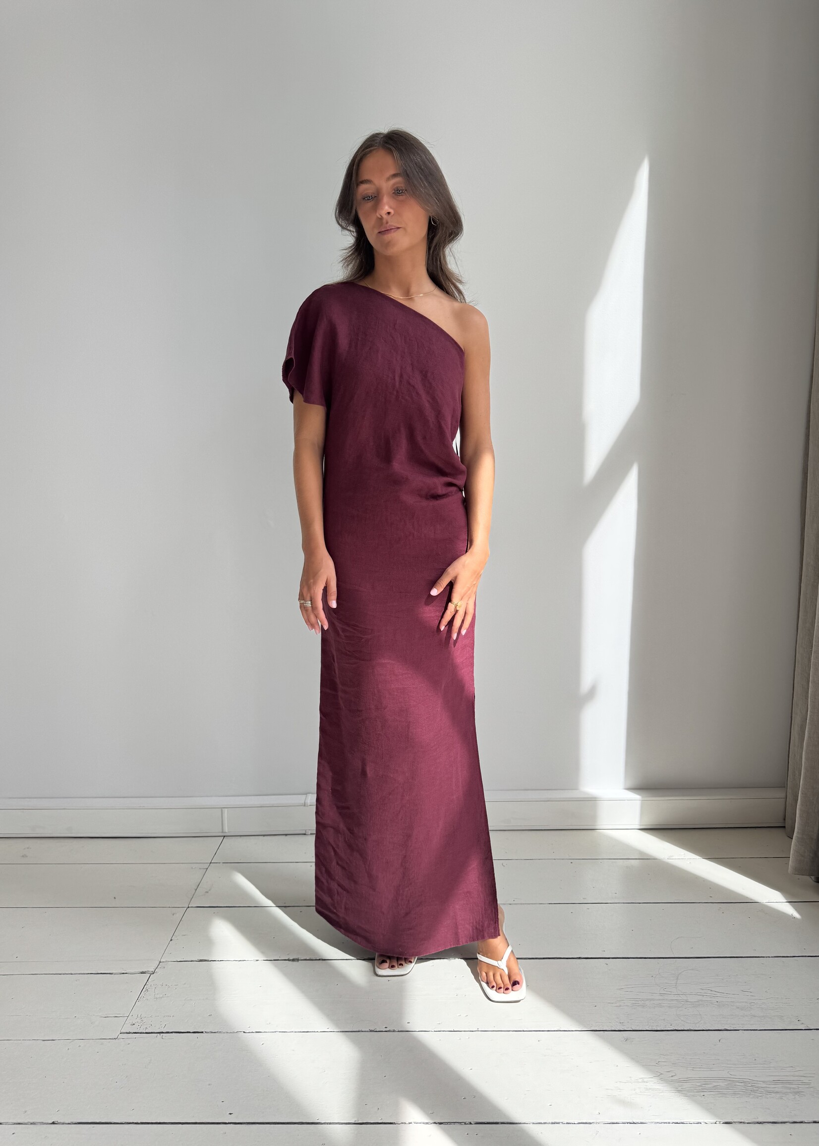 Sasha - half shoulder dress - burgundy