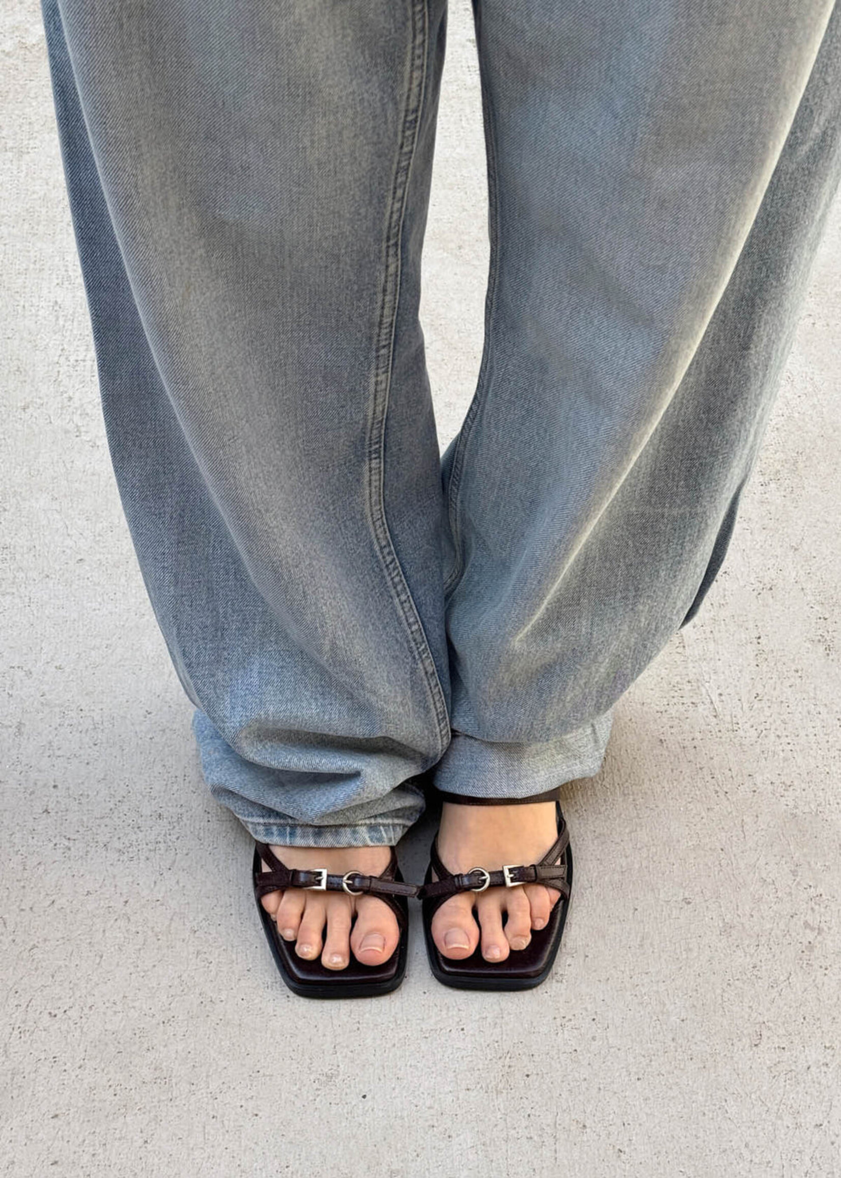 alohas Liko Rift Dark Brown Leather Sandals