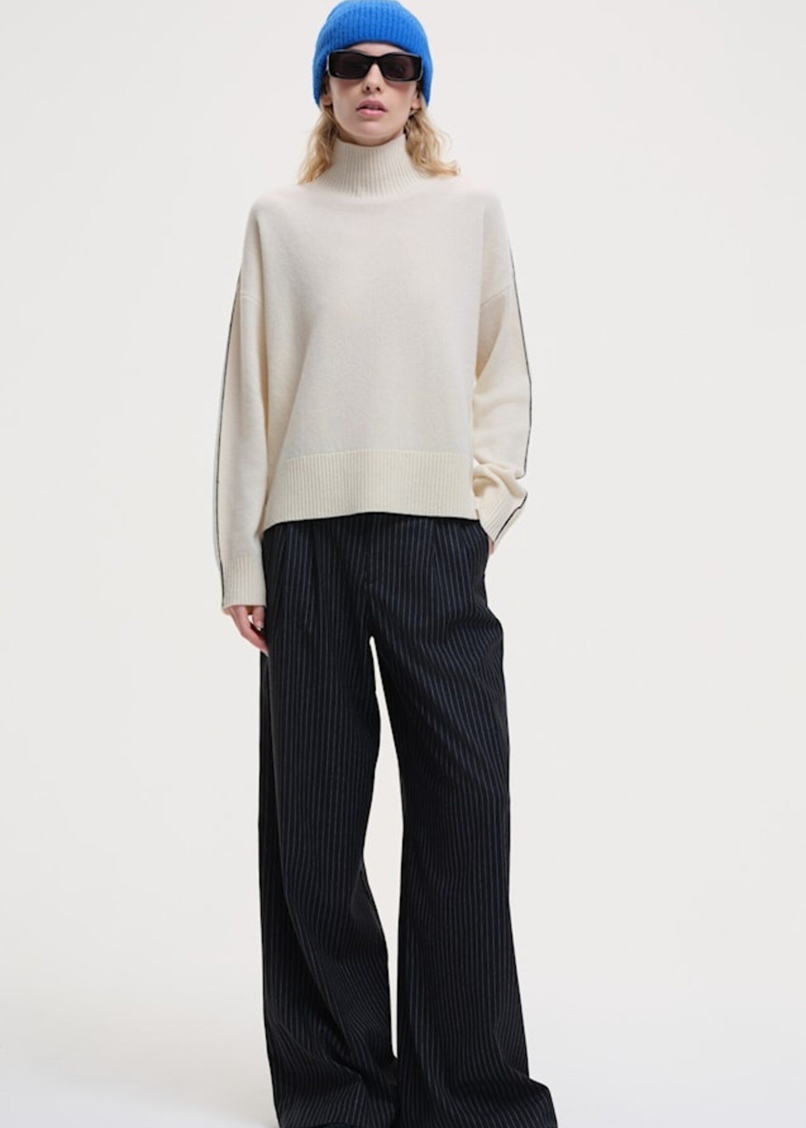 our sister WKooning Turtle Neck Stripe - Off-white
