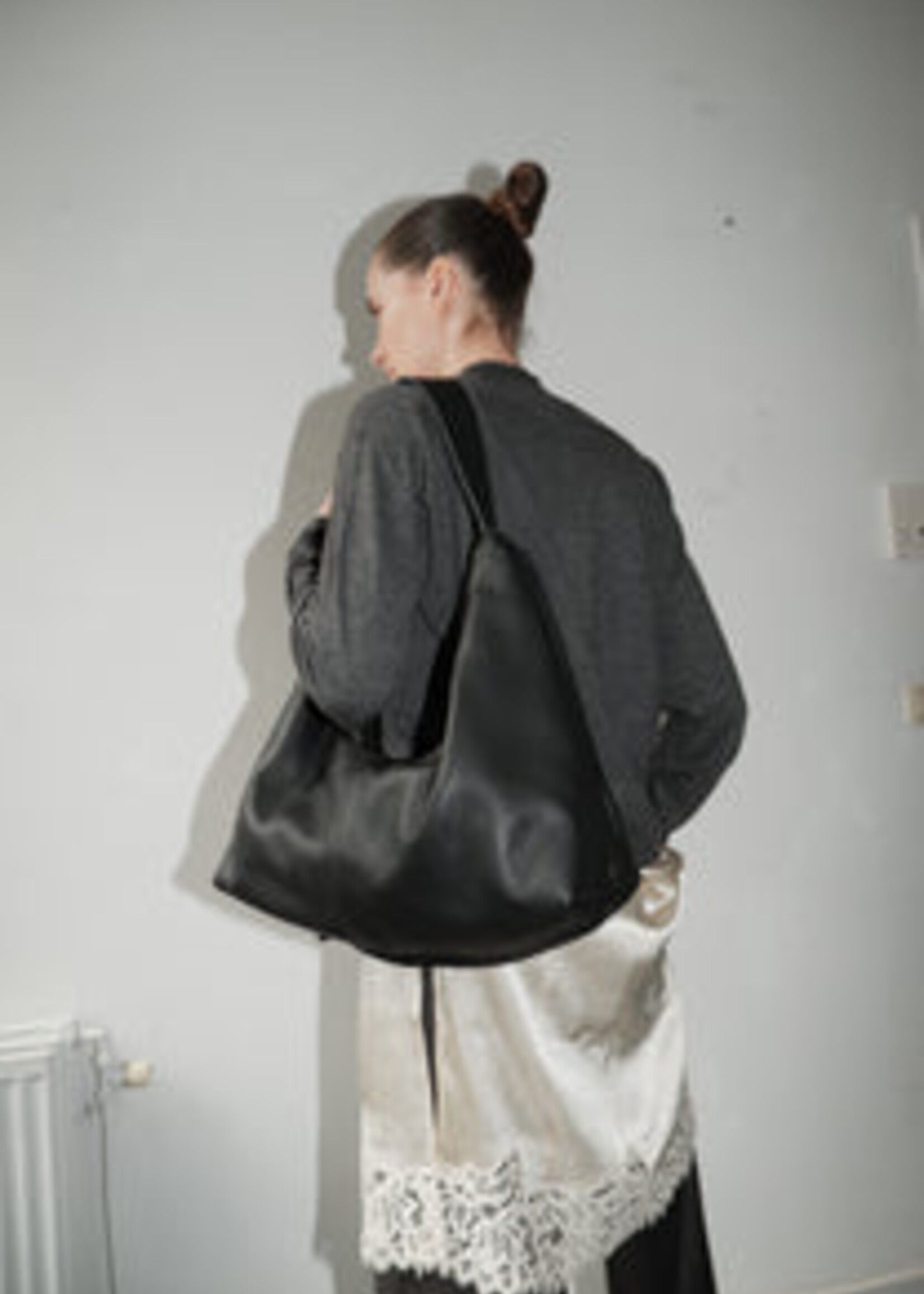 nona Large Slouchy Bag - Black