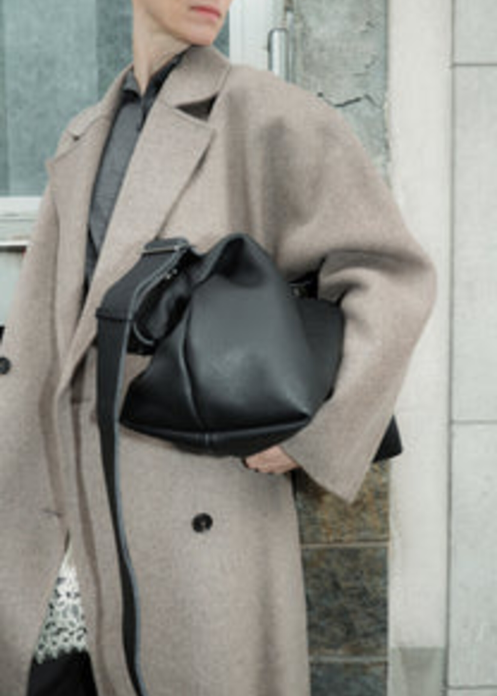 nona Large Slouchy Bag - Black