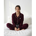 Medaillon MEPYD26011A Medaillon Dames Velours Doorknoop Pyjama Donkerrood.