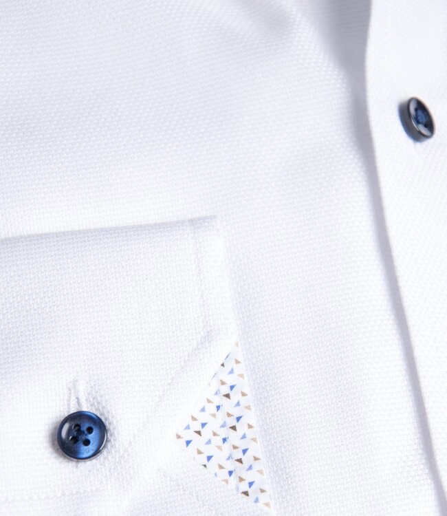 Effen wit hemd met donkerblauwe knopen 2