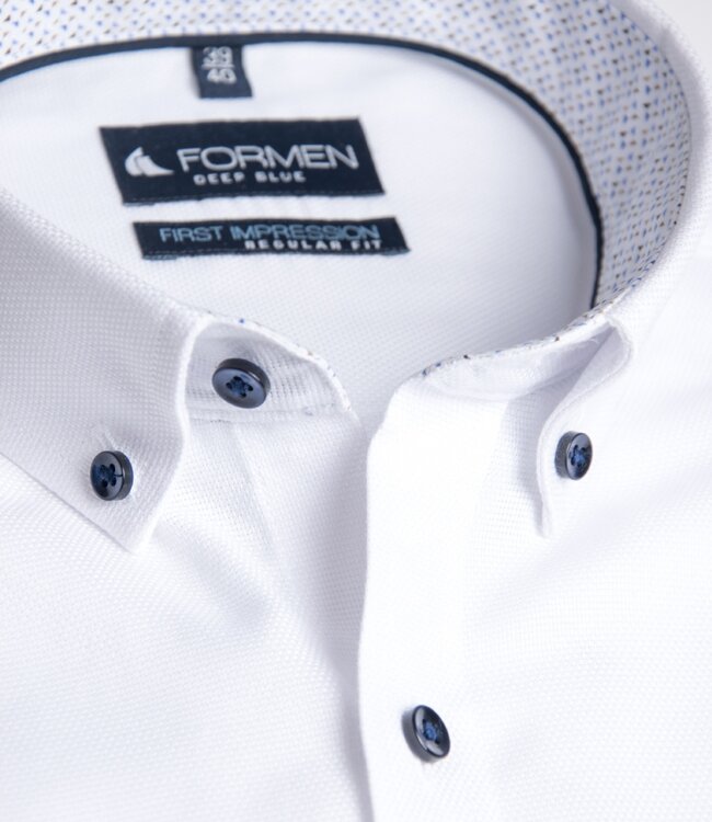 Effen wit hemd met donkerblauwe knopen 1