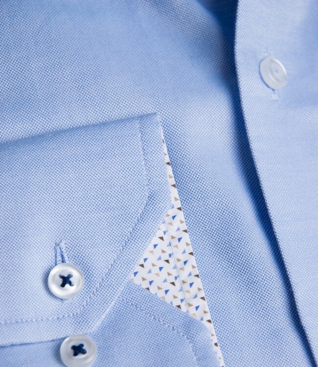 Effen lichtblauw hemd met structuur 2