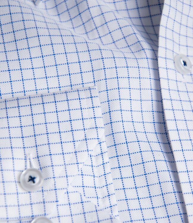 Stijlvol wit hemd met blauwe ruitjes 2