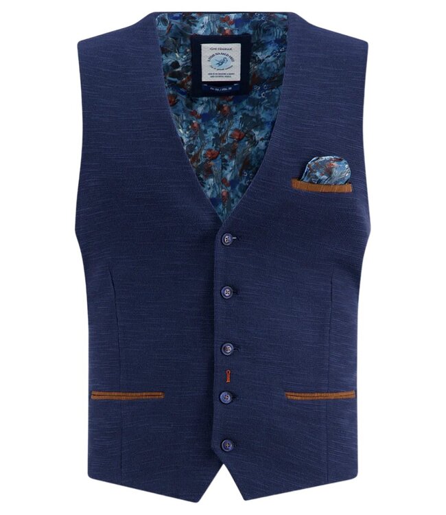 Deze knitted waistcoat in diep donkerblauw is een moderne interpretatie van het klassieke gilet. 1