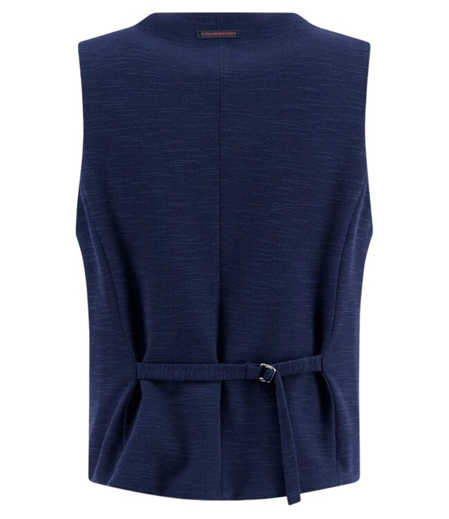 Deze knitted waistcoat in diep donkerblauw is een moderne interpretatie van het klassieke gilet. 2