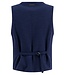 Deze knitted waistcoat in diep donkerblauw is een moderne interpretatie van het klassieke gilet. 2 thumbnail