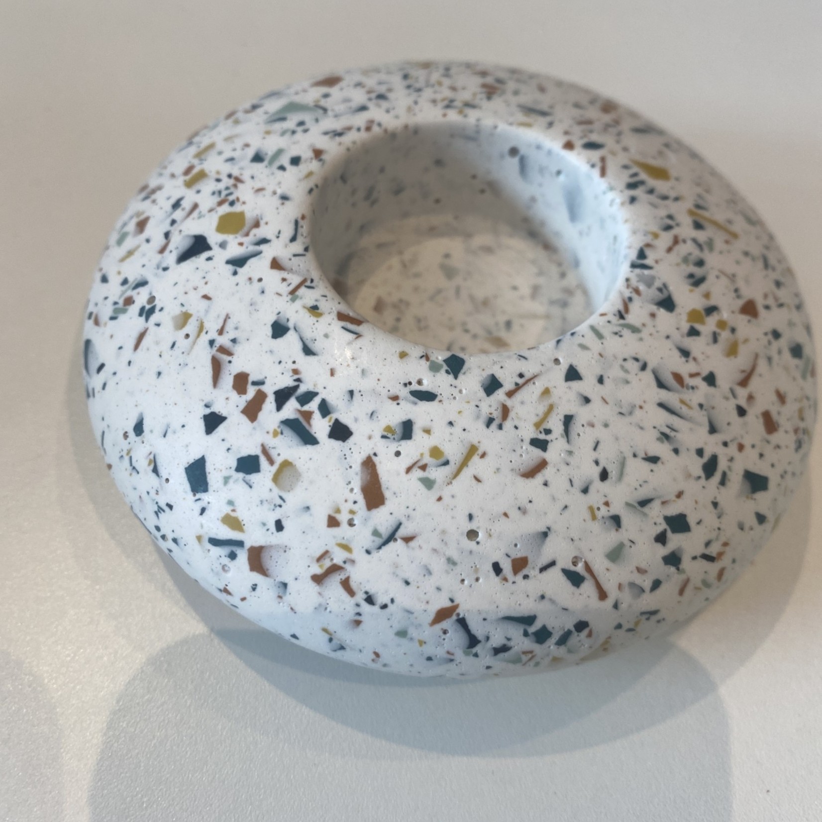 Tially Design Merel kaarsenhouder medium (theelicht) Carnival terrazzo (betoncomposiet handmade)