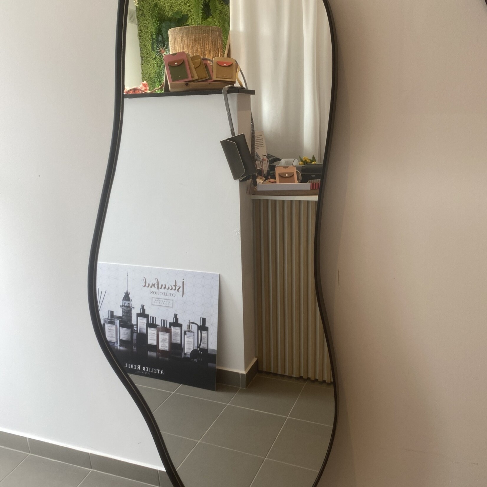 Spiegel zwart frame in hout- organische vorm   179x77cm