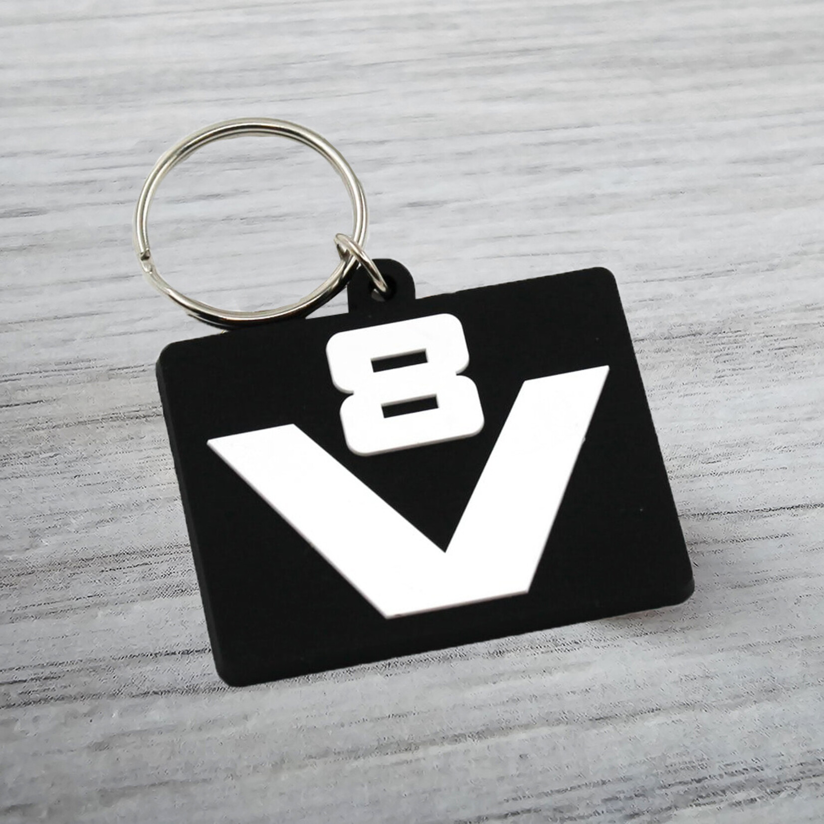 ONLY WAY IS DUTCH Sleutelhanger V8 Logo