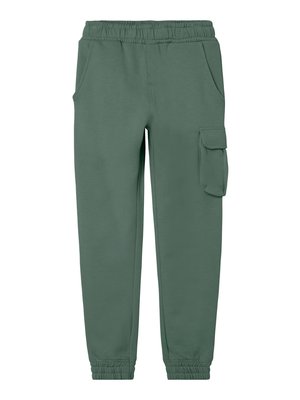 name it NKMVARONTO SWE PANT BRU T laurel wreath