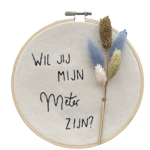 embroiderybymart Borduurring 'wil je mijn meter zijn?' met zilver droogbloeketje