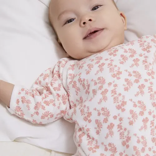 petit bateau Pyjama wit met roze bloempjes uit biokatoen