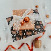 Rol inpakpapier | Dennentakjes | Zwart