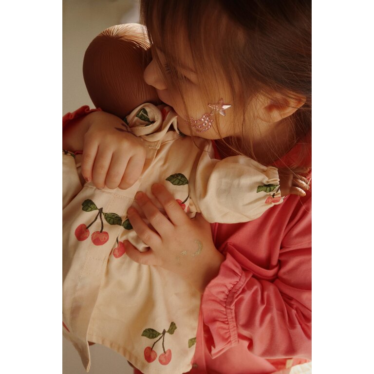 Konges Sløjd Konges Sløjd poppenkleertjes kind Doll Clothes Sets GOTS Ma Grande Cerise Pink (beige roze met kersenprint)