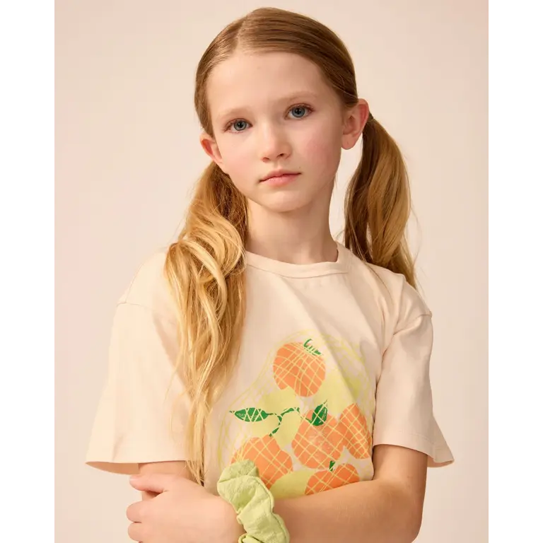 The Sunday Collective The Sunday Collective T-shirt meisje Organic Weekend Tee Peach Mix Fruit perzik met fruitprint