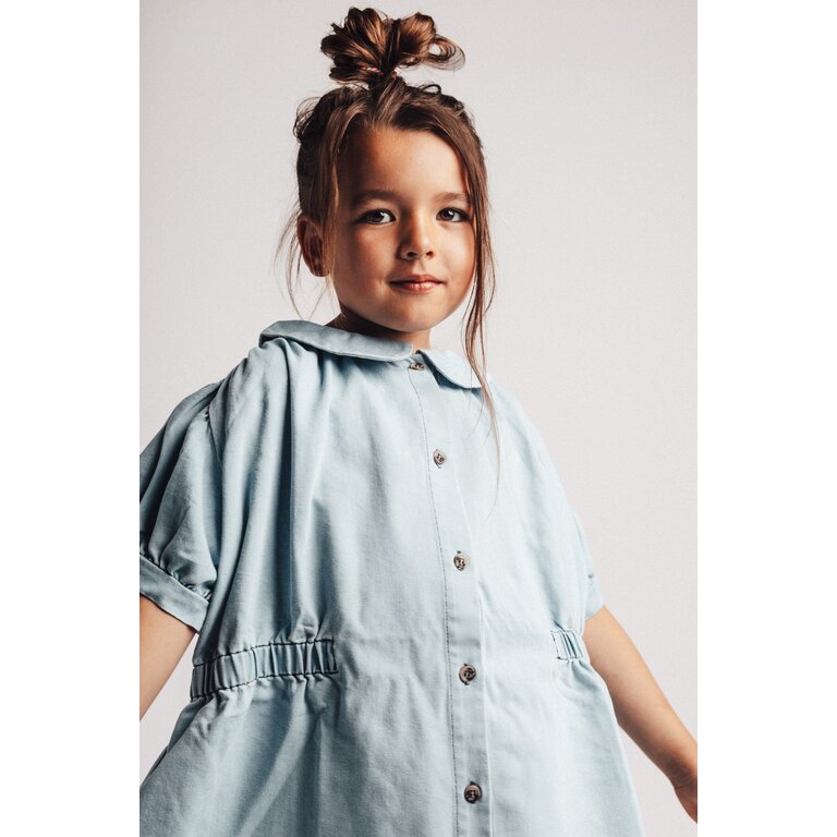 Baje Studio BAJE jurk meisje Mirabel Blue Denim Light blauw (valt groot)