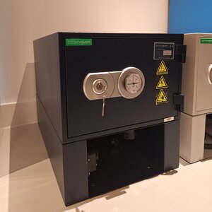 Batteryguard M RAL5011 (Showroommodel)