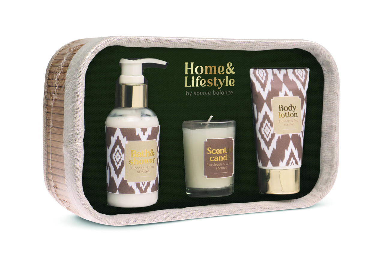 Home & Lifestyle bath gift set in bamboo basket with linen lining Home & Lifestyle bath gift set in bamboo basket with linen lining