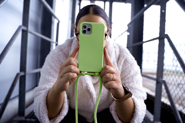 Funda Iphone verde con cordón y protector de camara.