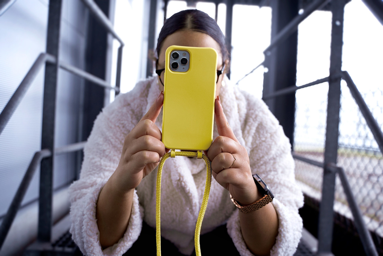 Para iPhone 13 mini funda de silicona para teléfono con correa para la  muñeca (amarillo)