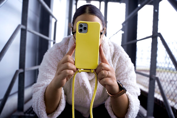 Funda silicona con cuerda iPhone 12 Pro Max (amarillo) - Inicial + Nombre 