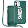 Coverzs Coverzs Funda con cuerda de silicona iPhone 12 / 12 Pro (verde oscuro) - Nombre + Nombre - Vertical Coverzs Coverzs Funda con cuerda de silicona iPhone 12 / 12 Pro (verde oscuro) - Nombre + Nombre - Vertical