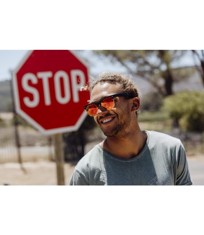 Factory 4 Men Stoere zonnebril met rode spiegelglazen