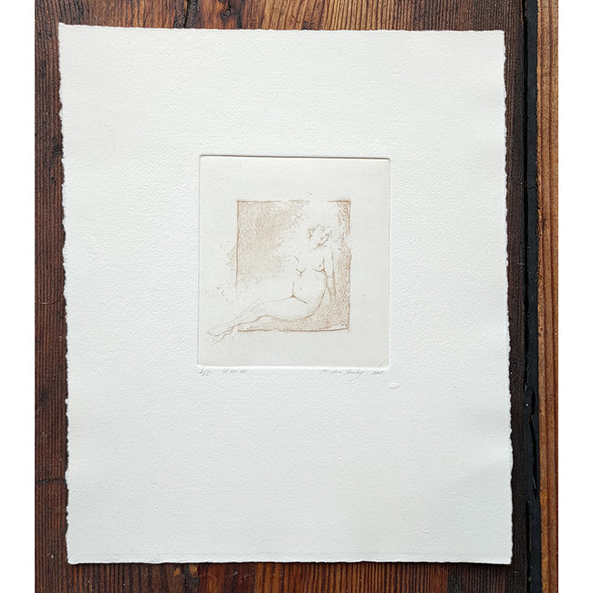 Hartog Mira den (1977) - Ets - zittend naakt met handschoen