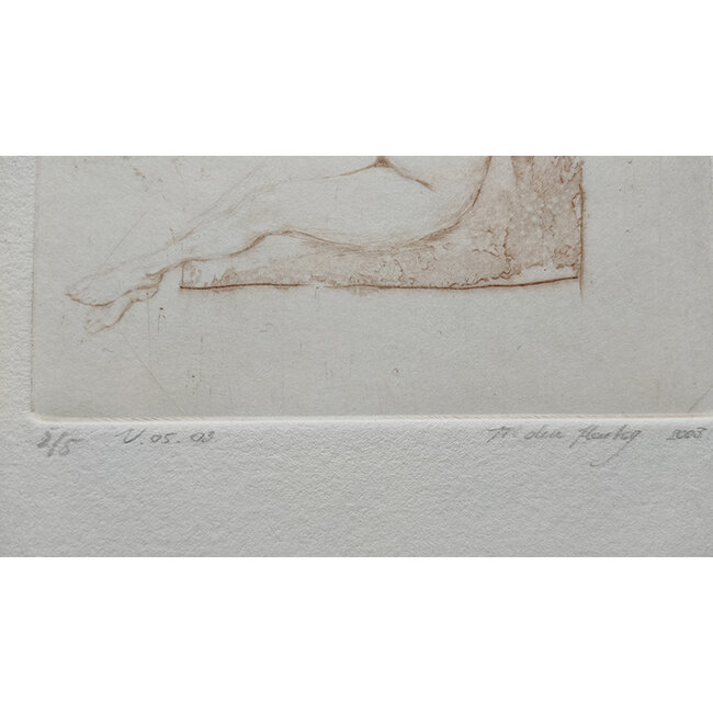 Hartog Mira den (1977) - Ets - zittend naakt met handschoen