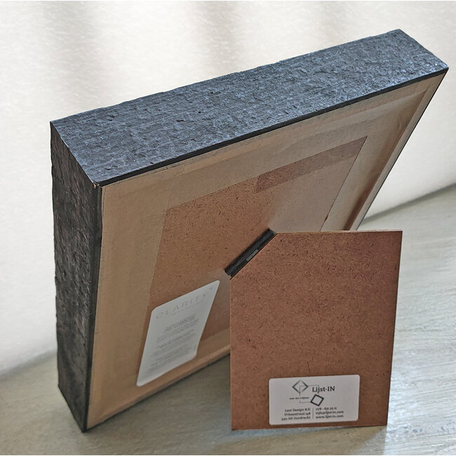 Hartog Mira den (1977) - Ets - dame met paraplu in landschap