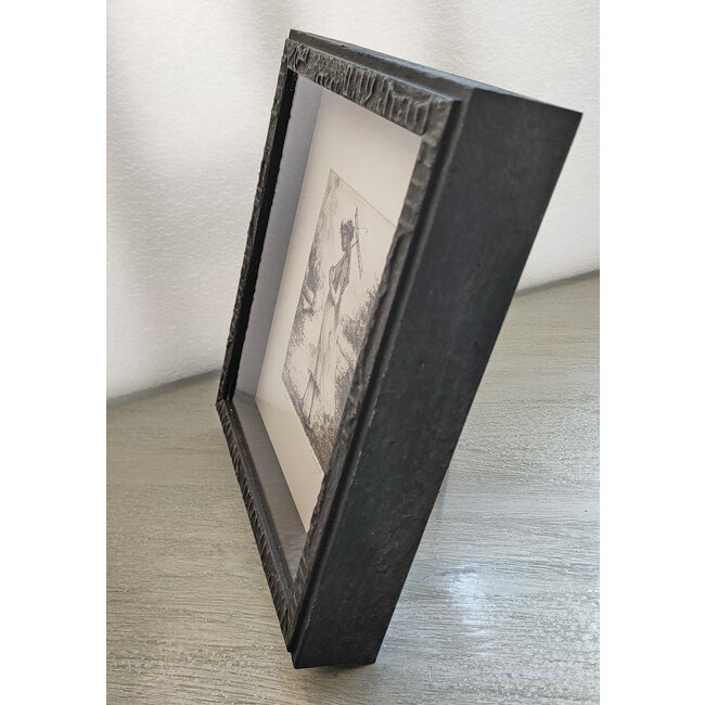 Hartog Mira den (1977) - Ets - dame met paraplu in landschap