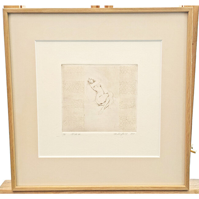 Hartog Mira den (1977) - Ets - Naakt op bed tussen patronen