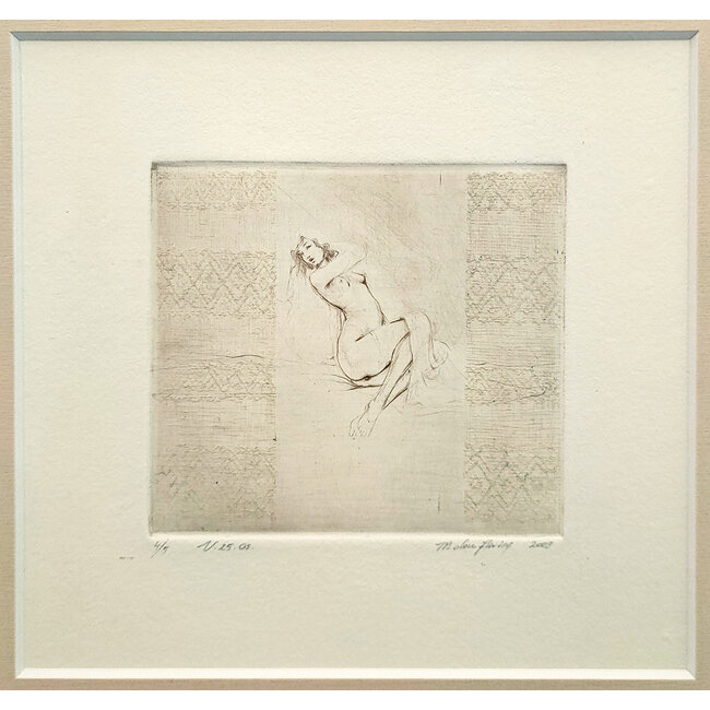 Hartog Mira den (1977) - Ets - Naakt op bed tussen patronen