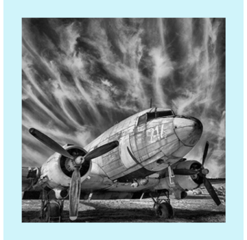 Allernieuwste.nl® Canvas Schilderij Douglas DC-3 Dakota Vliegtuig - Zwart Wit - Luchtvaart - 60 x 60 cm